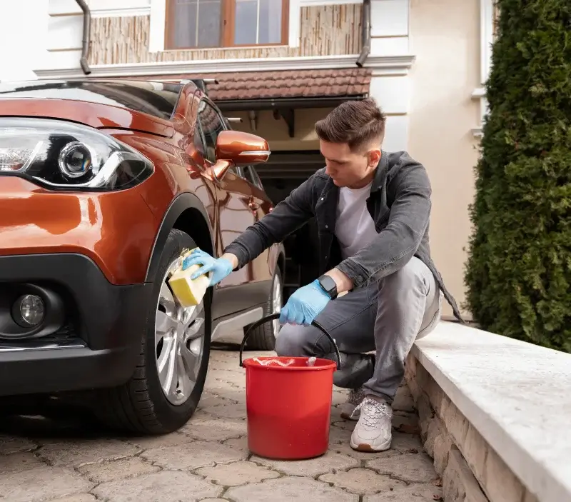Lavage auto à domicile Mallefougasse-Augès : professionnel intervenant sur un véhicule